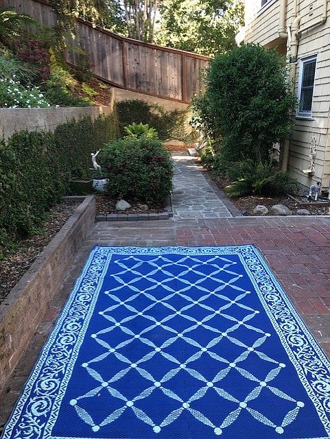 Private outdoor garden. Room for tables and chairs.