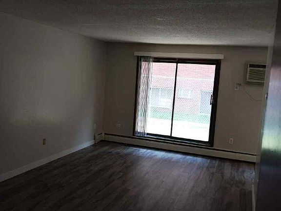 5th image of 1077 Van Dyke St #105