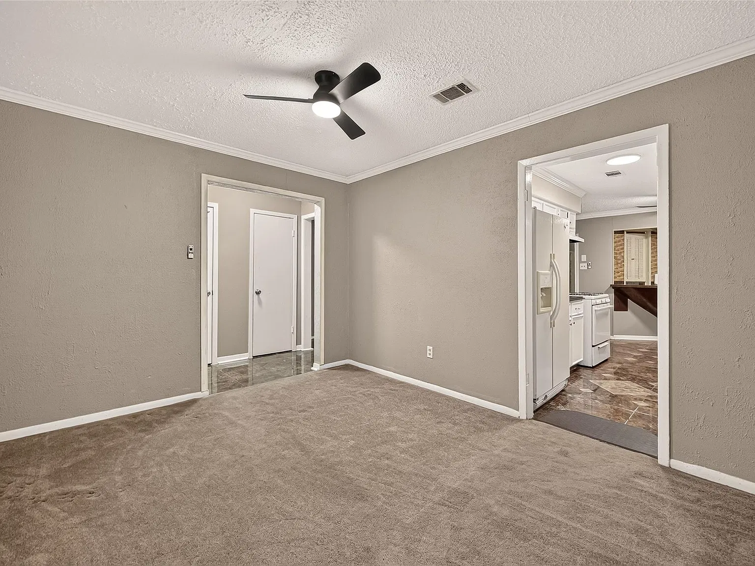 3 bed, 2.5 bath, 1270 sqft, $2,000 — Photo 4