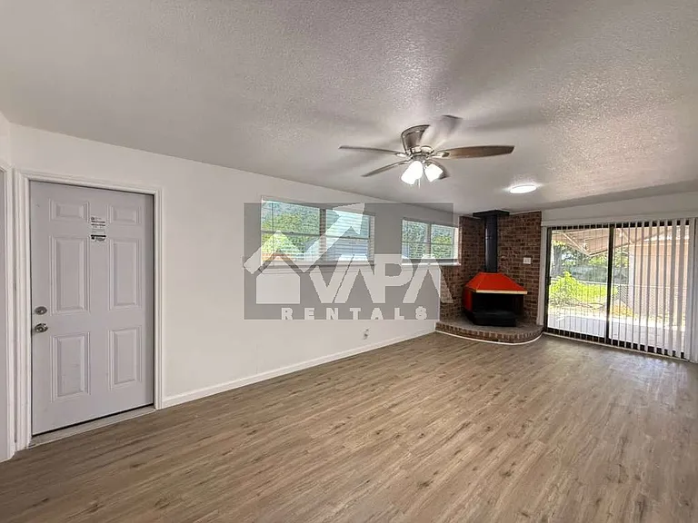 943 Weizmann St — Photo 5