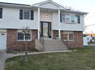 88 W Gates Ave, Lindenhurst, NY 11757