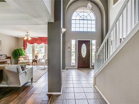 3rd image of 815 Heatherwood Dr #S