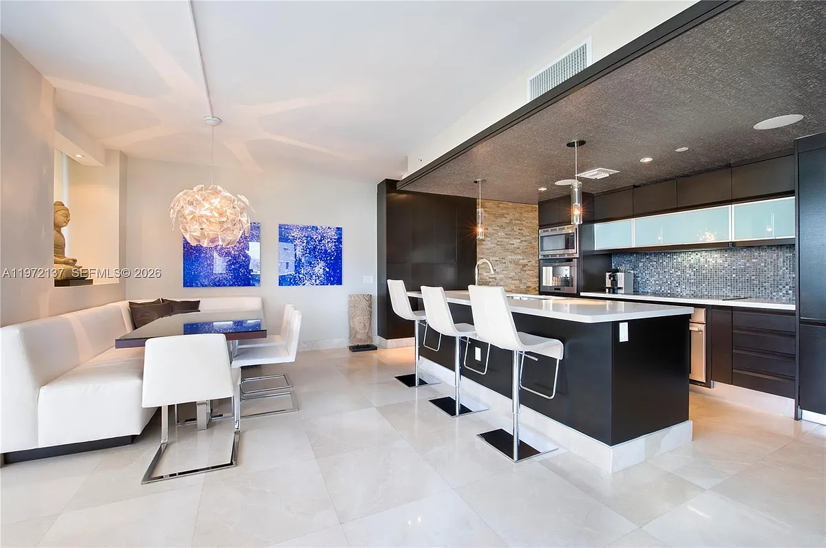 Building Photo - 5875 Collins Ave #1008