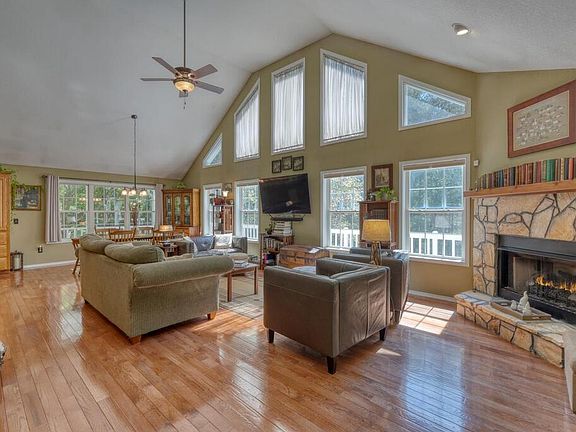 4th image of 775 Hillside Dr