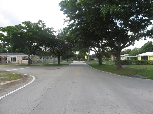 8277 NW 191st Ln, Hialeah, FL 33015