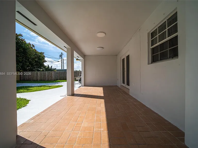 501 SW 120th Ave — Photo 17
