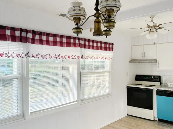 63 Queens Bridge Rd, Levittown, PA 19057