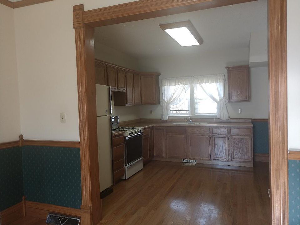 2nd image of 415 Silver St