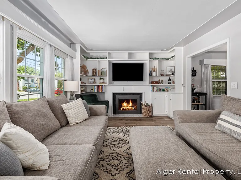 1039 Alger St SE — Photo 2