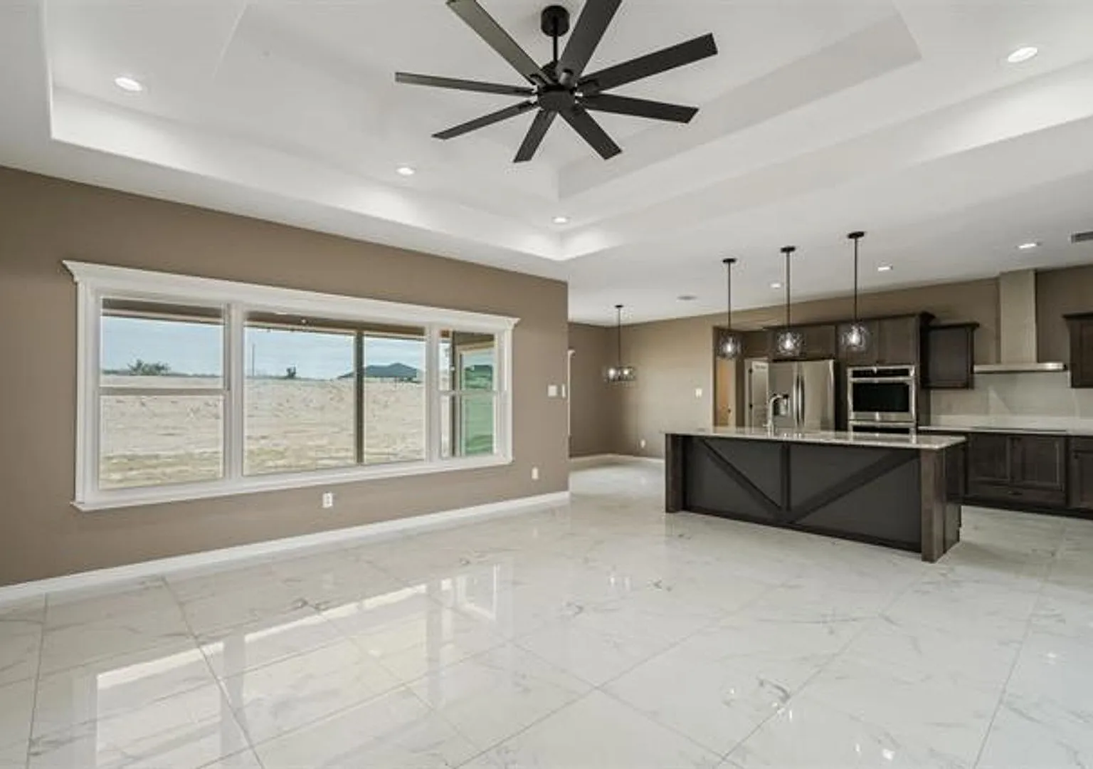 Stunning 4-BR, 2.5-B home in Lakeridge Ranch Home on One Acre — Photo 3