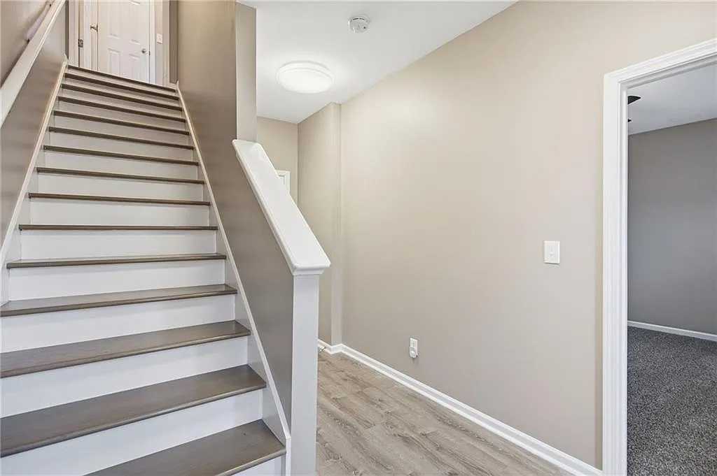 3 bed, 3.0 bath, 2376 sqft, $2,200 — Photo 3