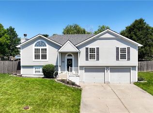 1300 SE Rosehill Dr, Lees Summit, MO 64081