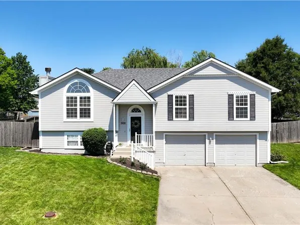 1300 SE Rosehill Dr, Lees Summit, MO 64081
