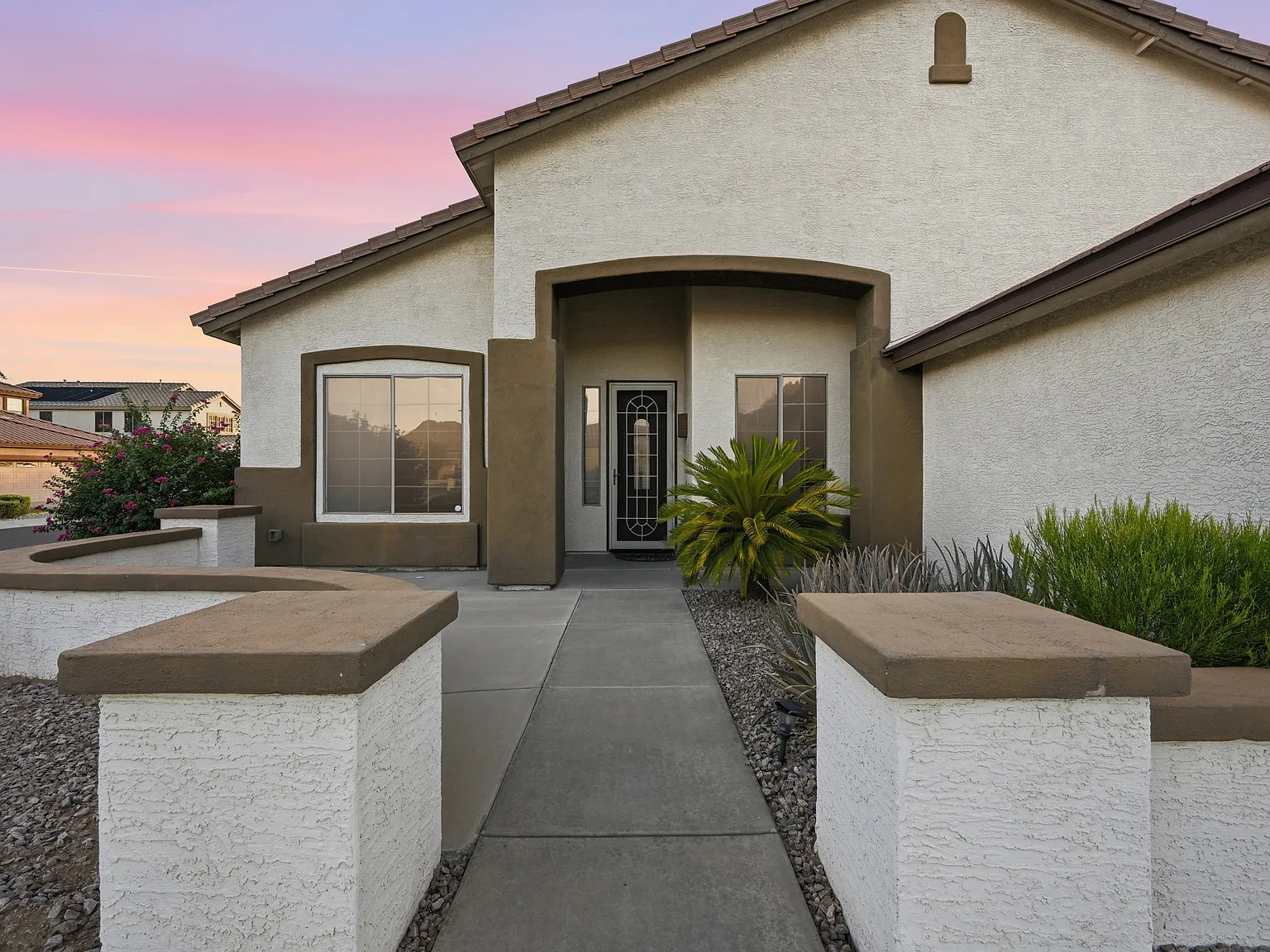 4 bed, 2.5 bath, 2507 sqft, $2,600 — Photo 2
