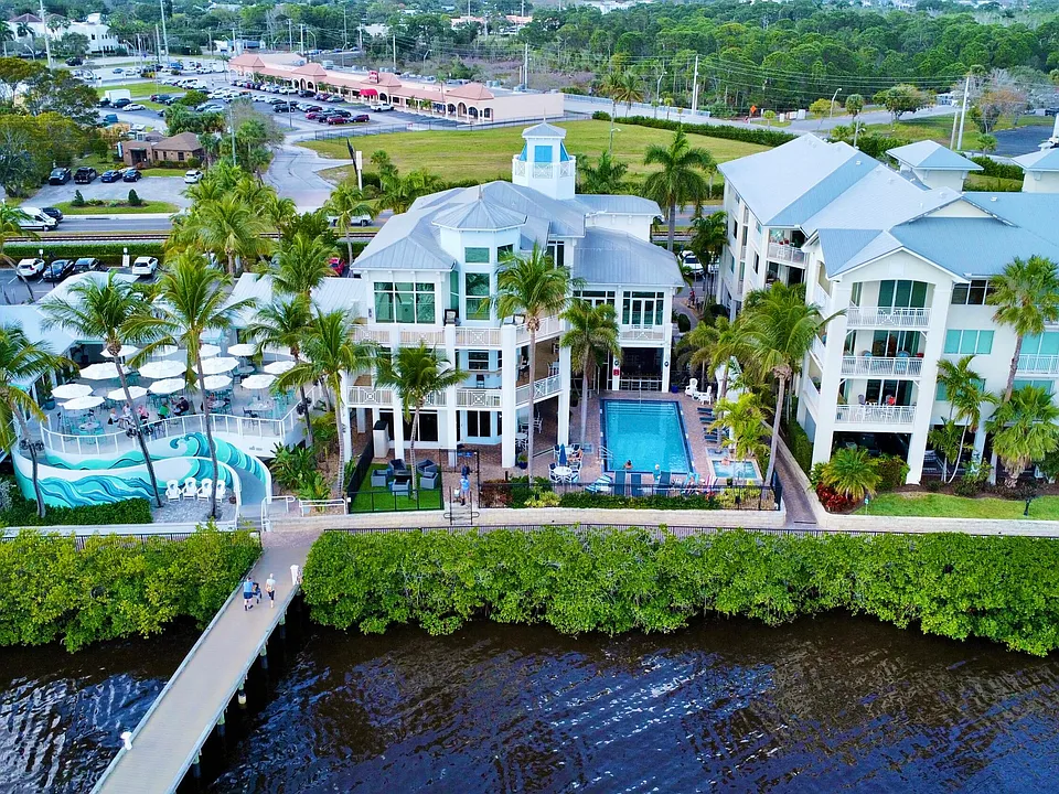 975 NW Flagler Ave
