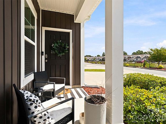 4th image of 166 Canina Ln