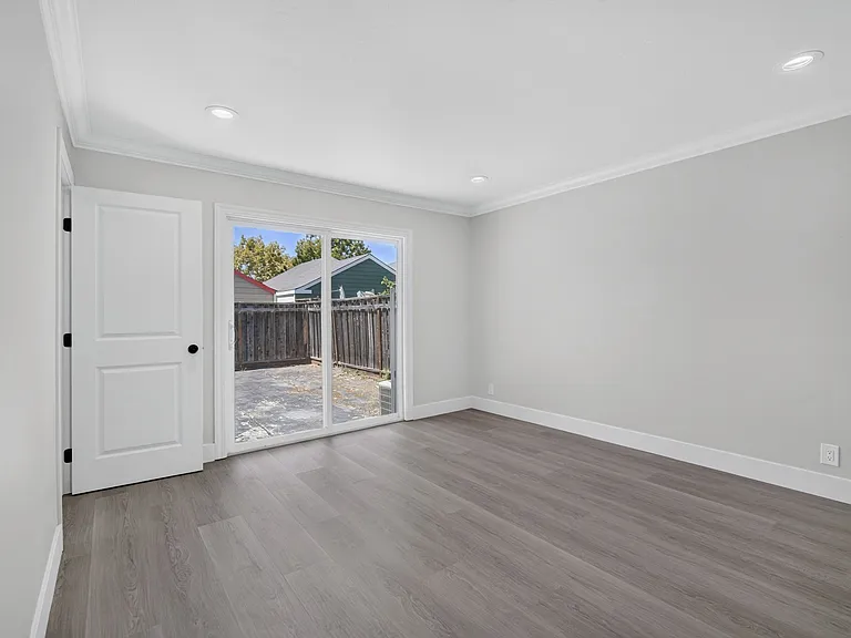 549 N 21st St — Photo 26