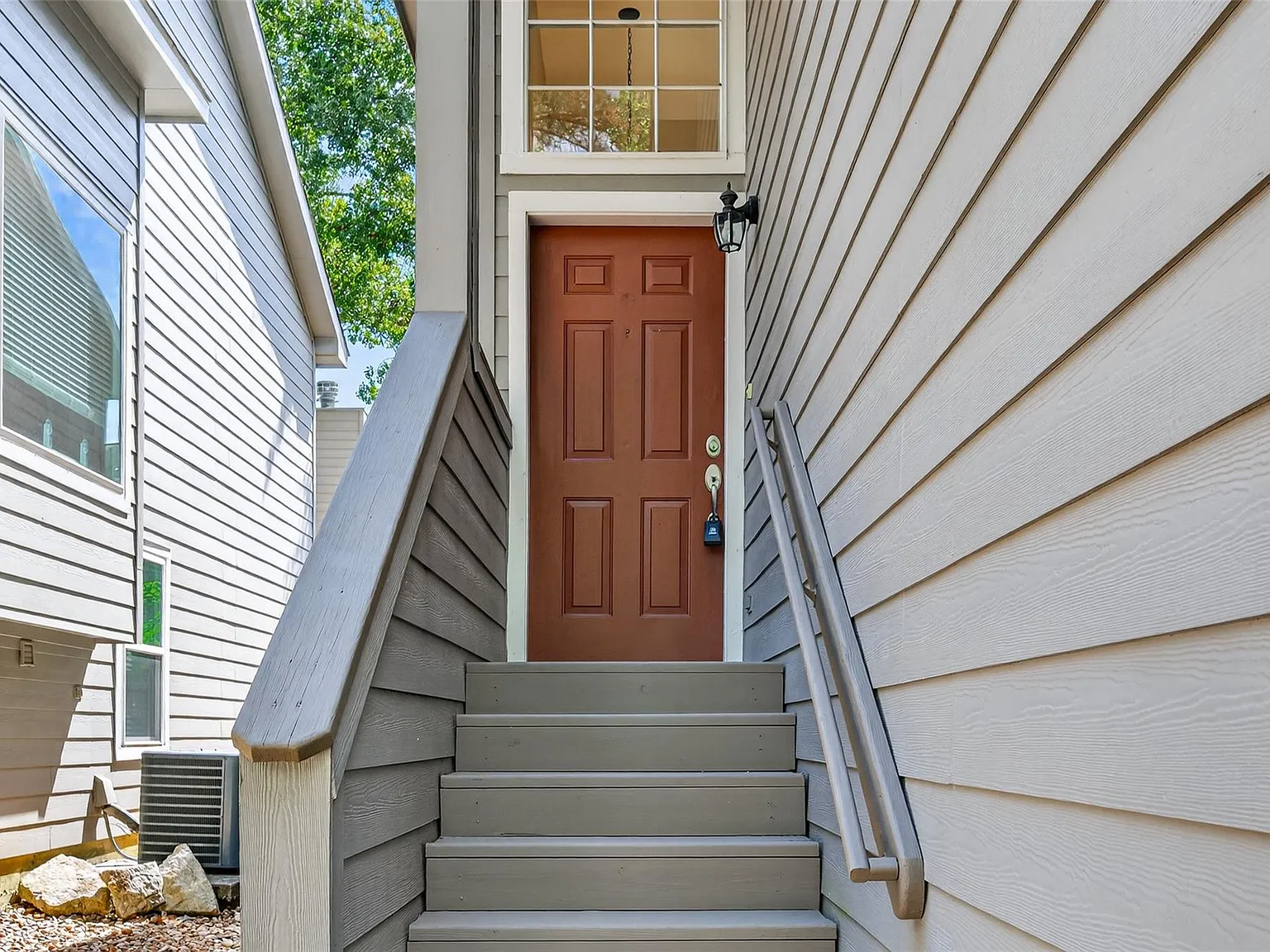 3 bed, 2.5 bath, 1565 sqft, $2,100 — Photo 2