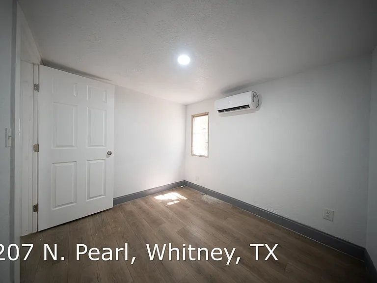 207 N Pearl St — Photo 2
