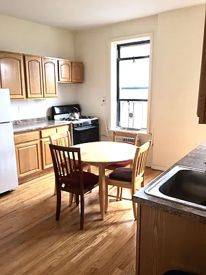 Rented by Zikos Realty Services | media 11