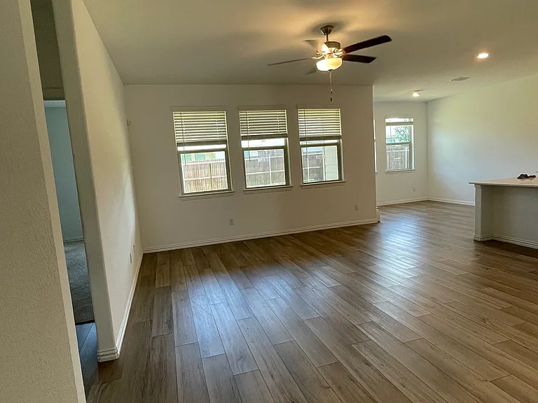 1200 Mahogany Ln — Photo 2