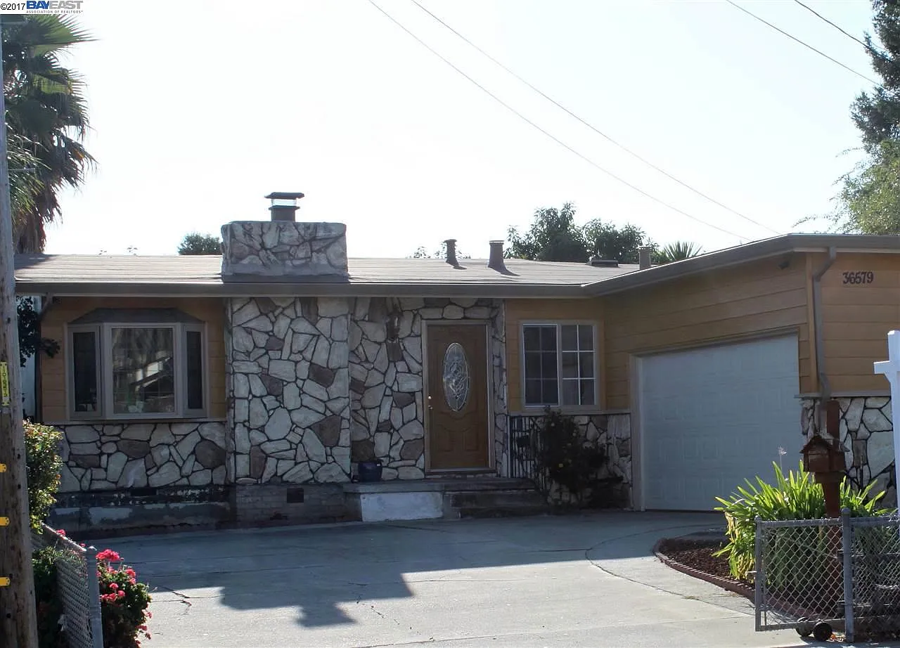 36579 Darvon St photo 1