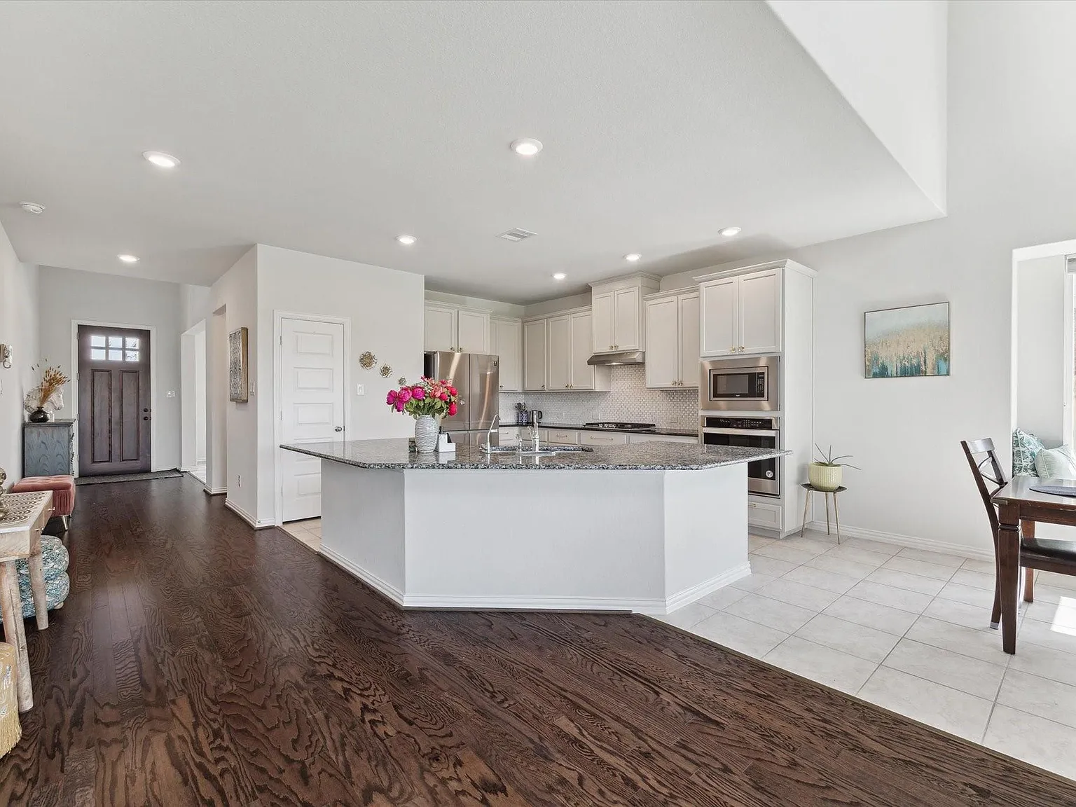 3 bed, 2.5 bath, 2670 sqft, $3,000 — Photo 2
