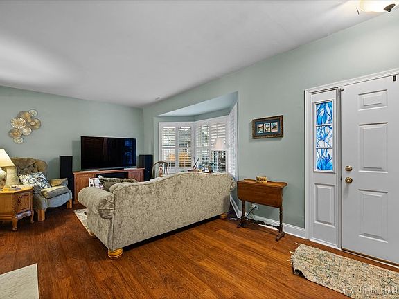 4th image of 218 E Victoria Cir