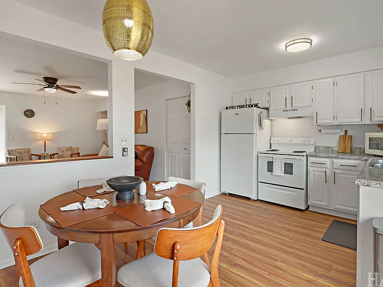 889 Belle Plaine Ave — Photo 3