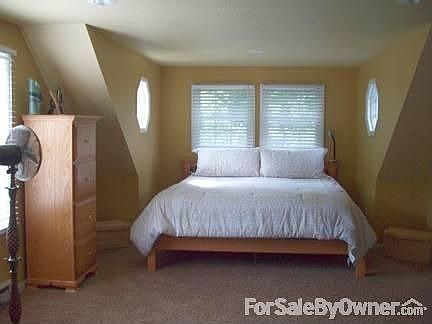 Bedroom/windows both ends