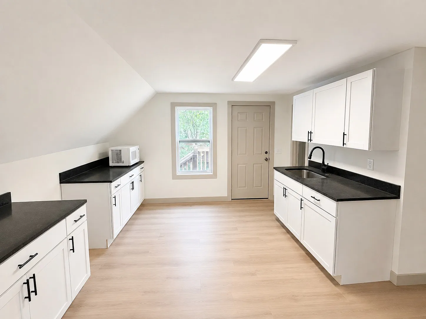 2 bed, 1000 sqft, $1,685 — Photo 2