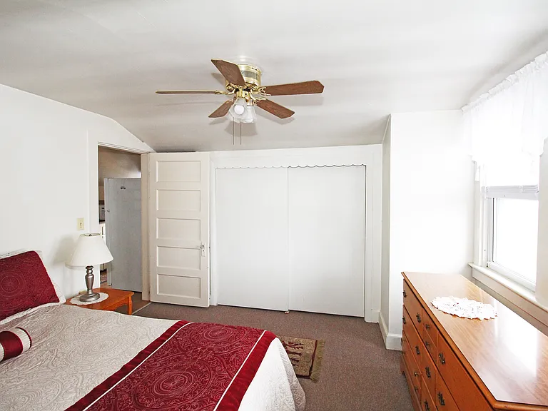 563 Aquidneck Ave — Photo 14