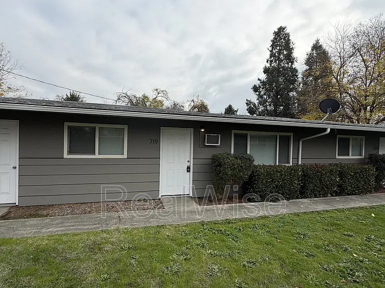 719 SW Bridge St — Photo 3