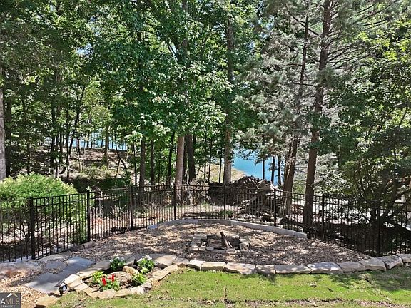 4th image of 3661 Grandview Dr