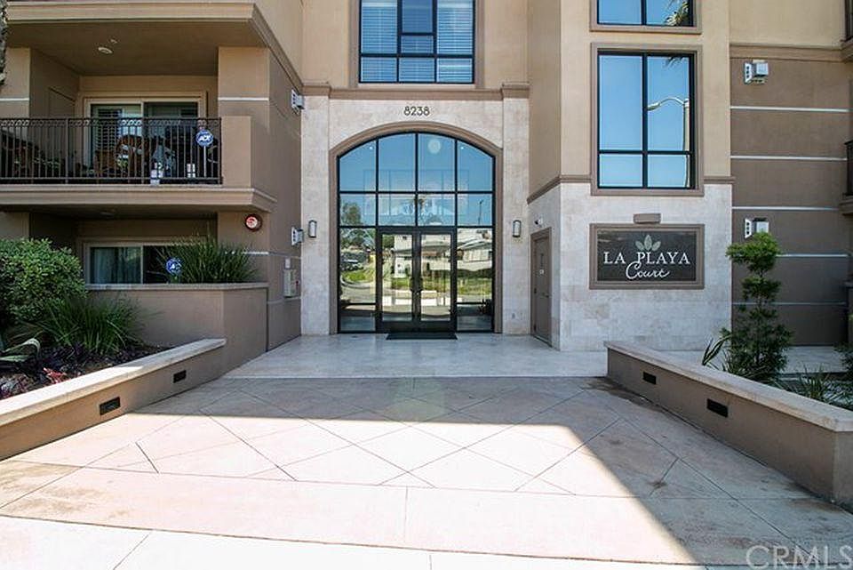 La Playa Court, built in 2009