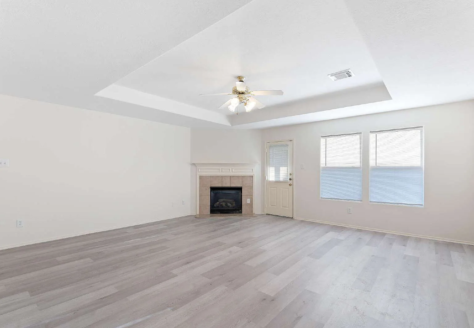 4 bed, 2.0 bath, 3000 sqft, $2,350 — Photo 4