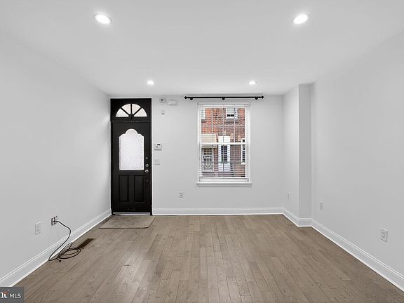 3rd image of 3040 Mercer St