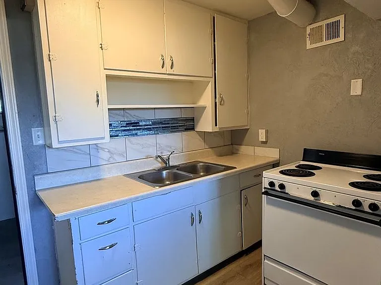220 W 9th St #2 — Photo 2