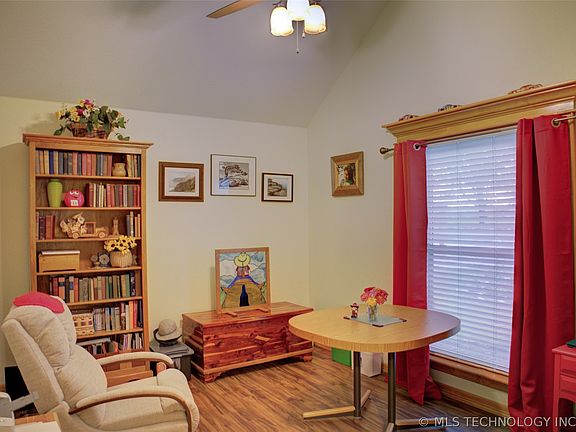 4th image of 583 S 22nd Pl