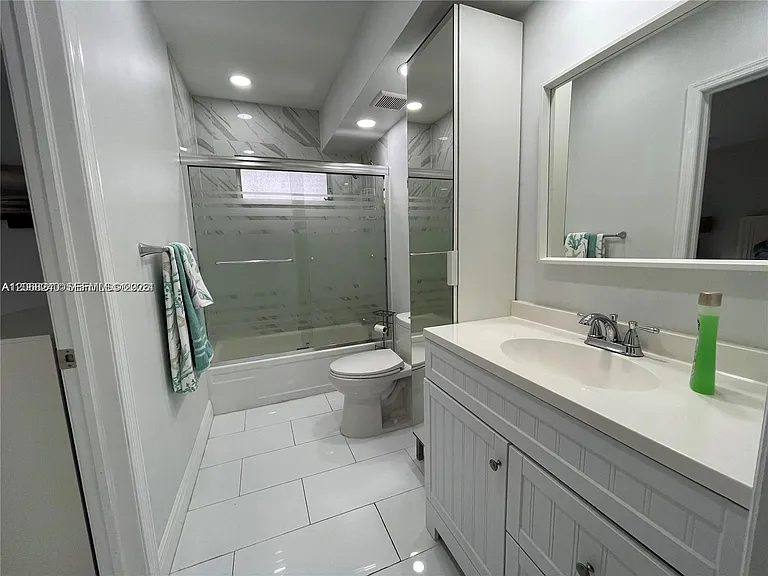 1407 NE 56th St #103 — Photo 9