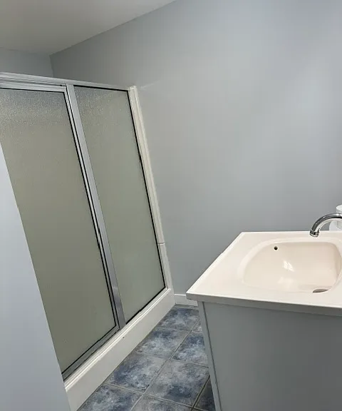Full bathroom (stand up shower, no tub)