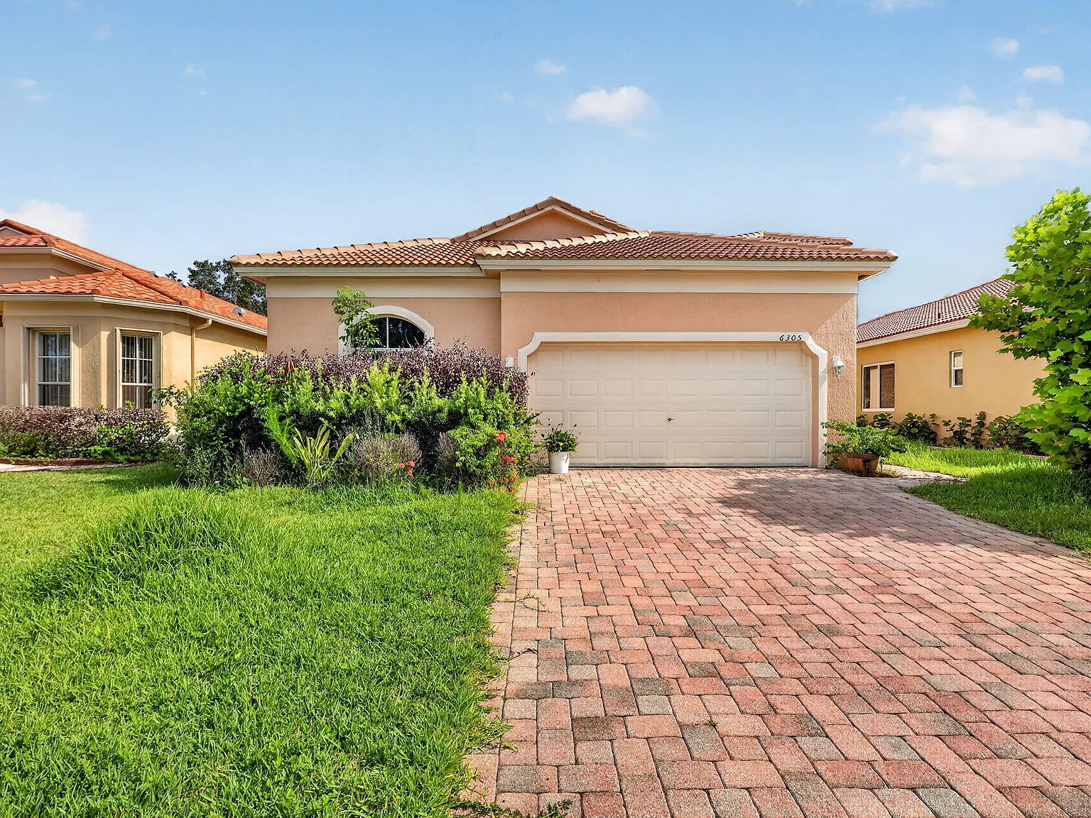 3 bed, 2.0 bath, 1416 sqft, $2,100 — Photo 1