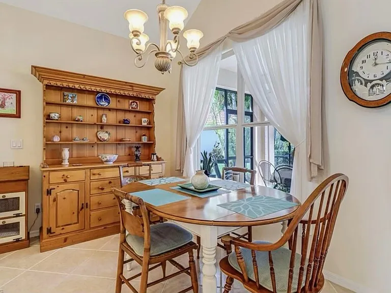 1041 Jardin Dr — Photo 3
