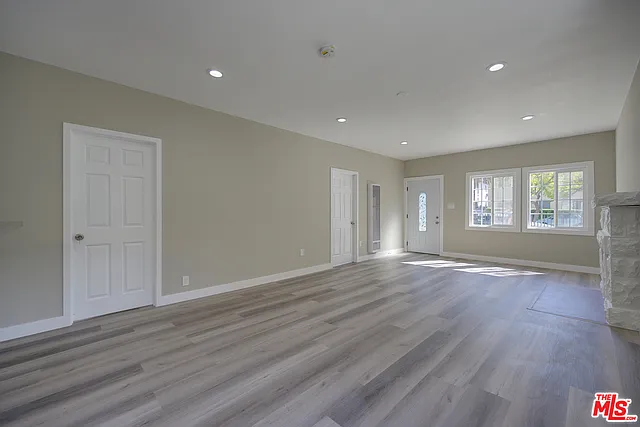 1127 N Formosa Ave — Photo 6