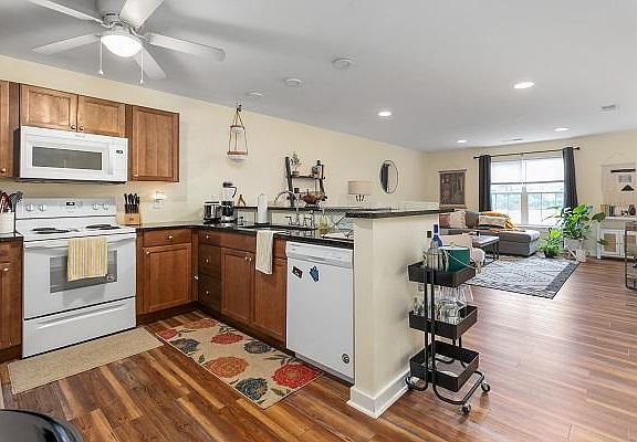 4th image of 1000 Cook Rd #7