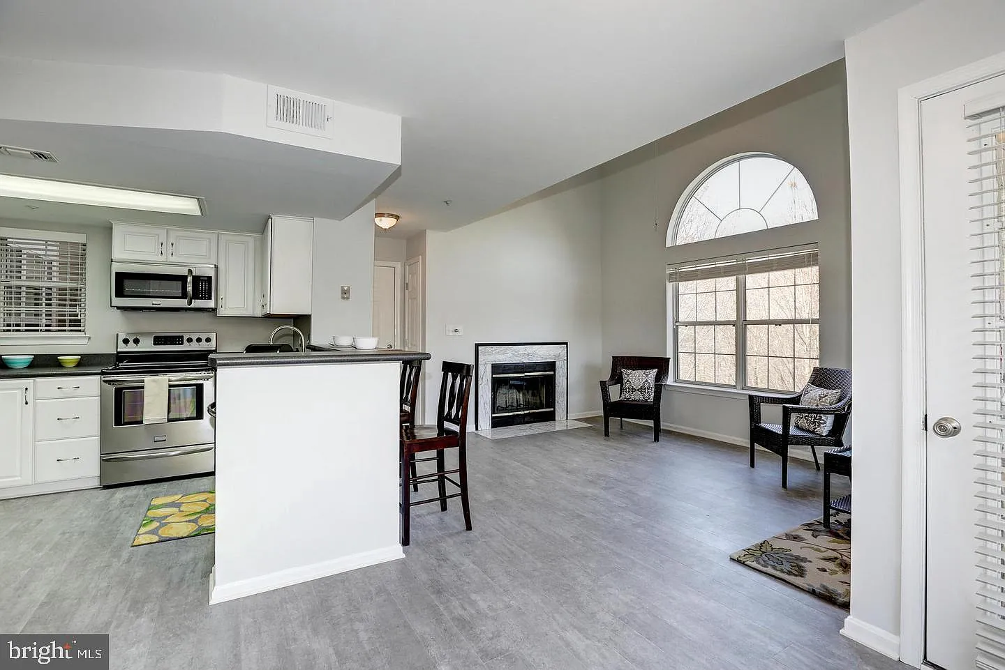 2 bed, 2.0 bath, 896 sqft, $2,300 — Photo 4