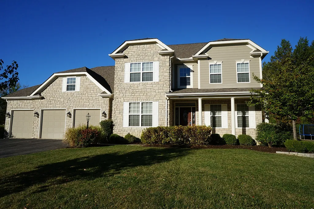 4 bed, 4228 sqft, $4,199 — Photo 2