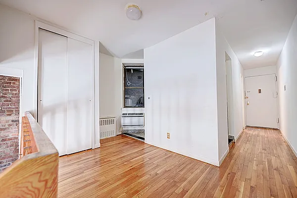 Rented by Urbane Brokerage | media 9