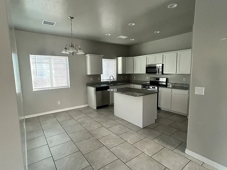 2925 N Central St — Photo 1