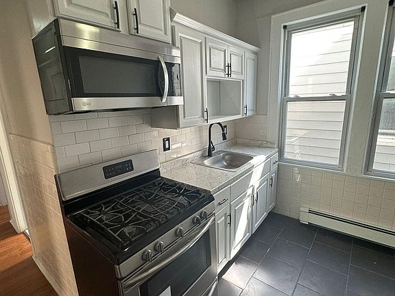 4th image of 140 Melrose Ave Floor 2